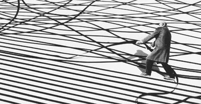 hombre luchando con las líneas de un cuaderno