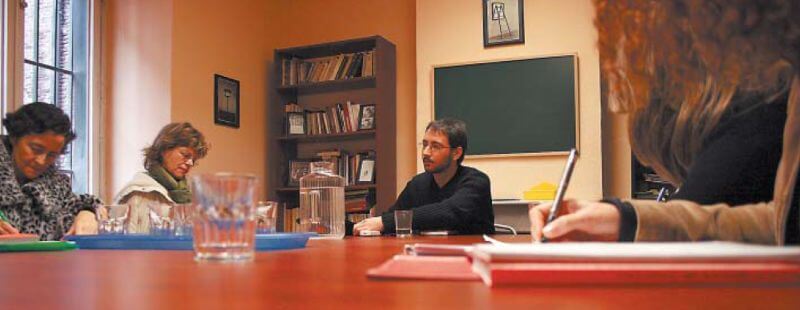 talleristas escribiendo en el aula